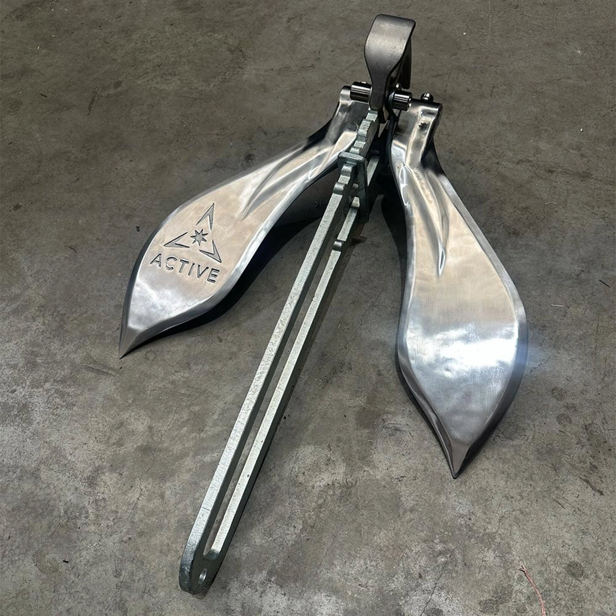 Active Anchors DF500 releasable marine anchor viewed from above, showing its wide stainless steel flukes and long galvanised shank.